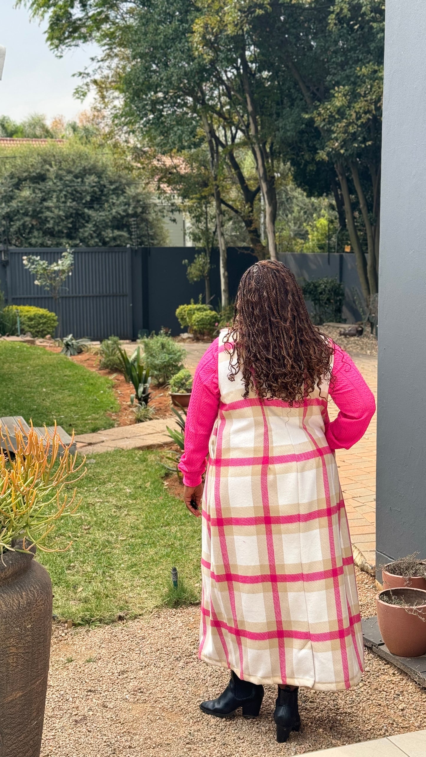 Sleeveless checked coat